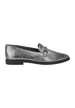 Silberne metallische Slipper mit einem glatten Lederoberteil, abgerundeter Schuhspitze und einem kleinen dekorativen Hardware-Akzent an der Vorderseite. Schwarze Laufsohle.