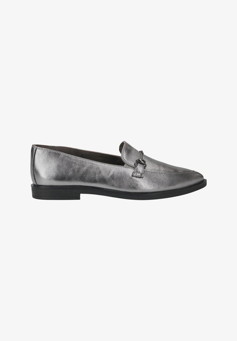 Zilveren metallic loafers met een glad leren bovenwerk, ronde neus en een kleine decoratieve hardwareaccent aan de voorkant. Zwarte buitenzool.