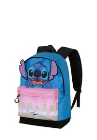 Mochila azul con gráfico de Stitch en la parte frontal, bolsillo rosa con diseño de goteo, fondo negro y correas de hombro ajustables negras.