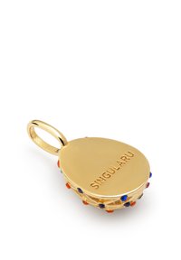 Pendentif goutte d'or avec l'inscription "SINGULARU," décoré de pierres colorées autour des bords et d'une finition polie.