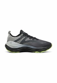 Scarpa sportiva nera e grigia con un design testurizzato, tomaia in rete e suola verde. Presenta lacci e un colletto imbottito per il comfort.