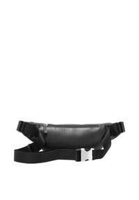 Czarna skórzana torebka na pasek o smukłym, wydłużonym kształcie. Posiada nylonowy pasek i metalową klamrę. Gładka faktura z subtelnym połyskiem.