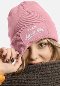MoonWorks PATCH SKIFAHREN MIT SPRUCH TEAM APRÈS - Beanie - rosa