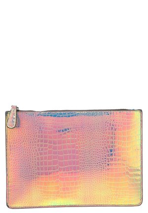 Rektangulær clutchpung med iriserende pink og gul krokodillestruktur og lynlåslukning øverst.