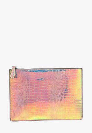 Bolso de mano rectangular con textura de cocodrilo iridiscente en tonos rosa y amarillo y cierre de cremallera en la parte superior.