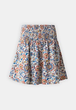 Falda con estampado floral y cintura fruncida. Presenta flores azules, rojas y amarillas sobre un fondo blanco. Textura de tela suave.