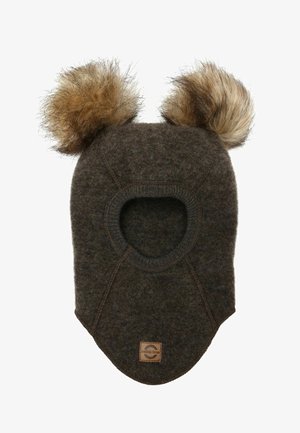 Bruine vilt hoed met twee wollige pompons bovenop, verlengde vorm, gezichtopening en een geweven label aan de onderkant. Zachte textuur overal.