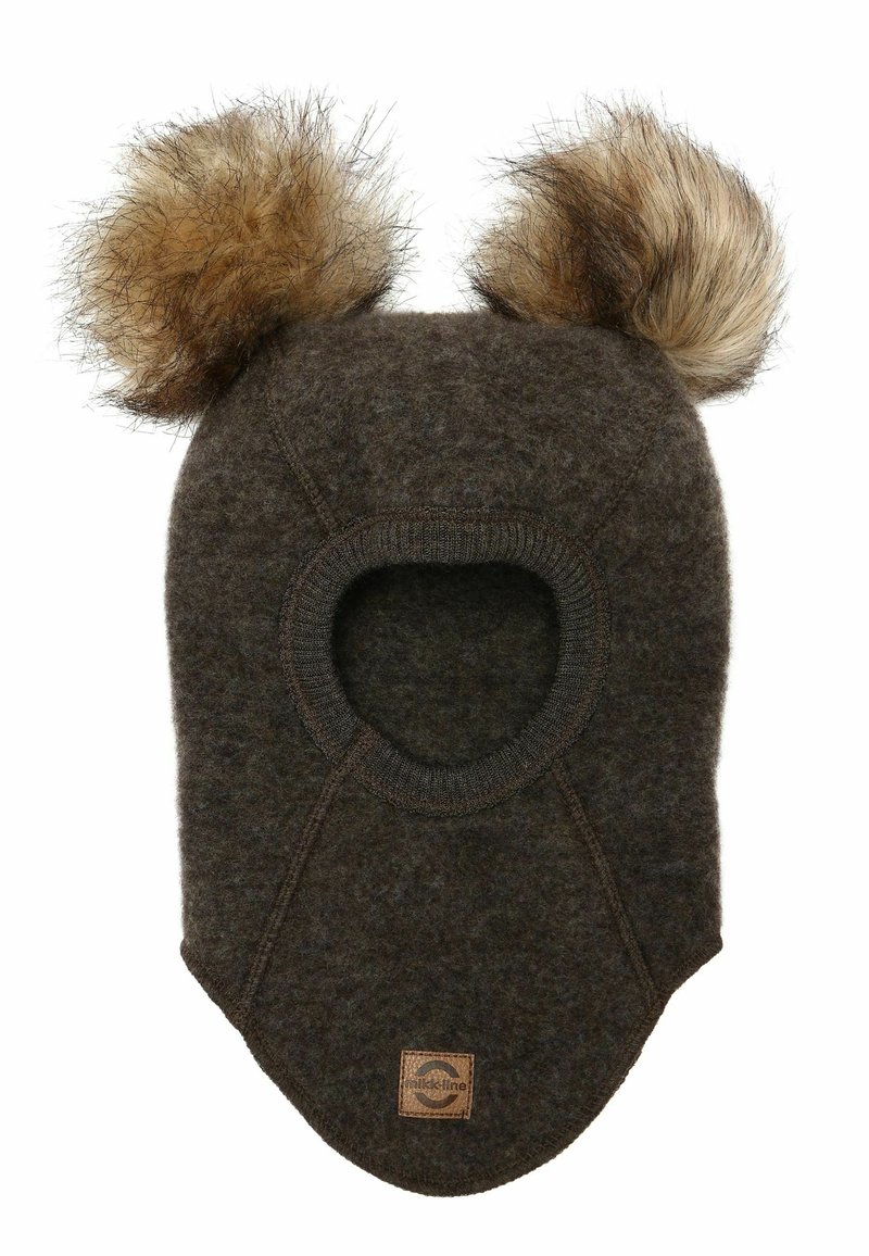 Brauner Filzhut mit zwei flauschigen Pompons oben, verlängerte Form, Gesichtsausschnitt und einem gewebten Etikett am unteren Rand. Weiche Textur überall.