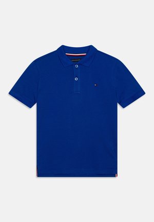 Blaues Baumwoll-Poloshirt mit geripptem Kragen, zwei Knöpfen an der Knopfleiste und kleinem Logo auf der Brust. Kurze Ärmel und gerader Saum.