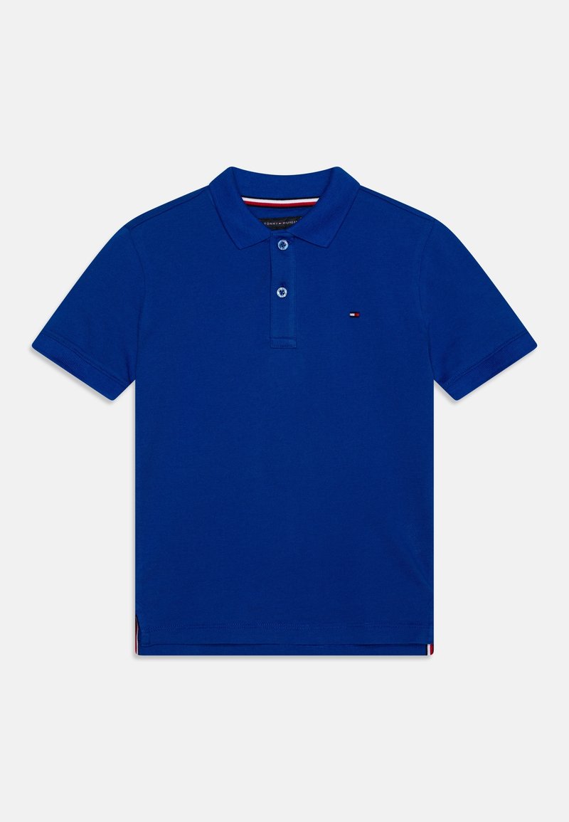 Polo en coton bleu avec un col côtelé, une patte de boutonnage à deux boutons et un petit logo sur la poitrine. Manches courtes et ourlet droit.