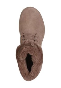 Botín de ante marrón con un suave forro de piel sintética alrededor del cuello y diseño de cordones. Punta redonda y suela plana visible desde arriba.