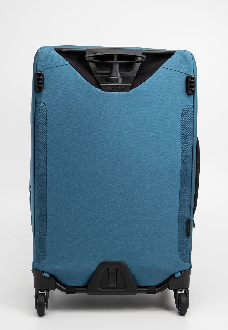 Maleta azul con superficie texturizada, mango retráctil y ruedas duraderas. Cuenta con un interior negro y una marca en la parte frontal.