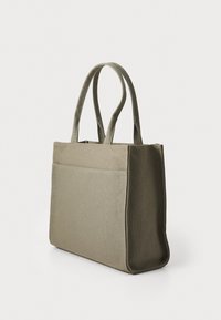 Sac fourre-tout en toile gris avec deux poignées courtes, forme rectangulaire, poche avant et surface texturée. Design simple, adapté à divers usages.