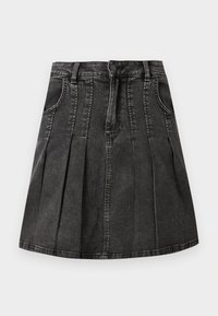 Saia de ganga preta com um design plissado, passantes para cinto, bolsos à frente e fecho de botão. Textura suave com ligeiro brilho.