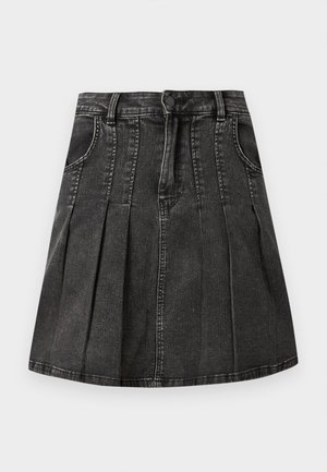 Μαύρη τζιν φούστα με πλισέ σχέδιο, βρόχους ζώνης, μπροστινές τσέπες και κλείσιμο με κουμπί. Λεία υφή με ελαφριά γυαλάδα.