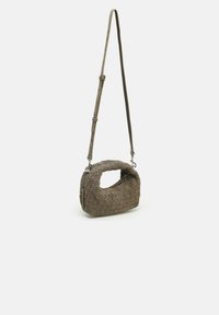 Borsa intrecciata in morbido materiale grigio, con apertura ovale e tracolla removibile. Superficie testurizzata con dettagli di pattern intricati.