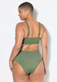 Zielony bikini z oliwkowego materiału o gładkiej fakturze, z regulowanymi ramiączkami i majtkami z wysokim stanem z minimalną liczbą szwów.