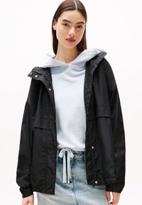 Tommy Jeans - OVERSIZED WINDBREAKER - Cortaviento - black Imagen en miniatura 1