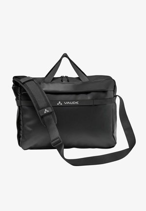 Bandolera negra hecha de material impermeable. Cuenta con dos asas de transporte y una correa ajustable. Exterior liso con detalle del logo.