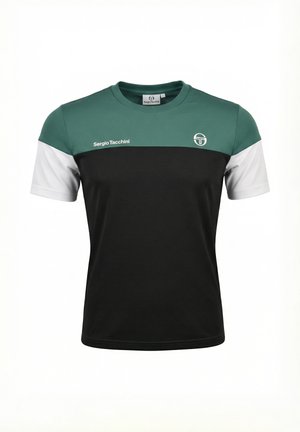 Camiseta deportiva de manga corta con parte superior del pecho en verde, cuerpo negro, mangas blancas, con logo y texto de Sergio Tacchini en el pecho izquierdo.