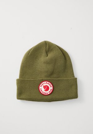 Olivgrübe Strickmütze mit umgeschlagenem Bund, die ein rundes rot-weißes Fjällräven Schweden 1960 Logo-Patch trägt, das zentral am Bund platziert ist.