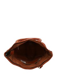 Borsa a tracolla in pelle marrone con ampia apertura e tasche interne; texture morbida, chiusura con zip e due manici corti per il trasporto.
