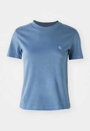 Lichtblauw T-shirt met korte mouwen en ronde hals, met een klein wit logo op de linkerkant van de borst, tegen een effen witte achtergrond.