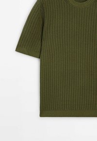 Pull en maille vert à manches courtes avec motif vertical texturé, encolure ronde côtelée, poignets des manches et ourlet sur fond blanc.