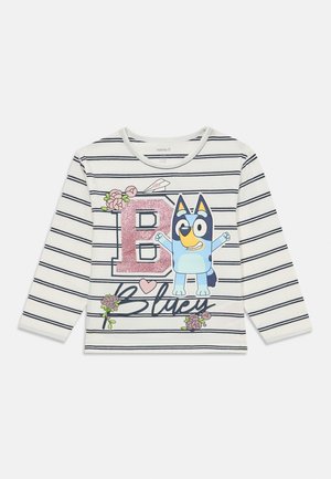 Stribet langærmet T-shirt i hvid og navy, med et blåt tegneseriehund, blomstermotiver og en glitrende bogstav "B" grafik.