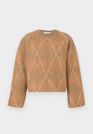 Īsā triko džemperī siltā brūnā krāsā ar dimanta rakstu gaišākās nokrāsās, izgatavots no mīksta, teksturēta auduma ar apaļu apkakli un plašām piedurknēm.