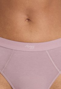 Svijetloplave pamučne gaćice s mekim pojasom na kojem se nalazi logo „sloggi“. Glatka tekstura i uredne šavove.