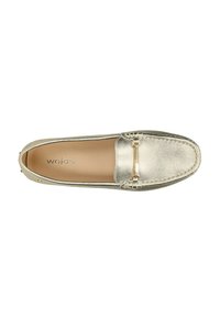 Scarpa slip-on in oro metallico con tomaia in pelle liscia, punta arrotondata, cuciture decorative e un accento dorato sulla parte anteriore.