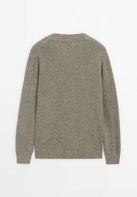Stickad tröja i ljus olivgrå med en strukturerad finish, rund hals och långa ärmar. Detalj av mitt bakstycke synlig.