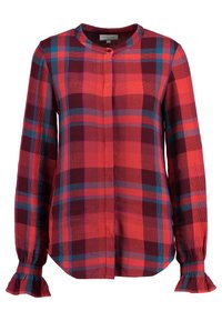 Chemise à carreaux rouge et marine avec des manches longues, un col rond, un bouton sur le devant et des poignets froncés. Tissu texturé avec un motif à carreaux.
