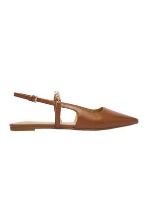 Chaussure plate slingback en cuir marron avec bout pointu et boucle dorée sur la bride de cheville, détail découpé sur le côté.