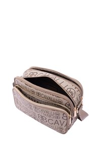 Borsa rettangolare beige con motivo a logo nero. Dotata di cerniere doppie e tracolla piatta. Tessuto testurizzato e accessori in metallo dorato.