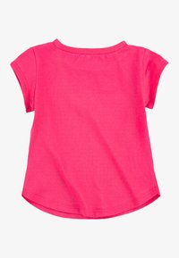 Ροζ κοντομάνικη μπλούζα T-shirt με στρογγυλή λαιμόκοψη και καμπυλωτό τελείωμα. Φτιαγμένη από απαλό βαμβάκι με λεία υφή. Χωρίς ορατά σχέδια ή διακοσμήσεις.