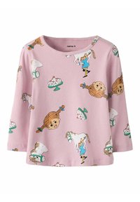 Rosa ribbestrikket langermet skjorte med lekne mønstre av barn, kaker og en hest i sterke farger. Rund hals og avslappet passform.