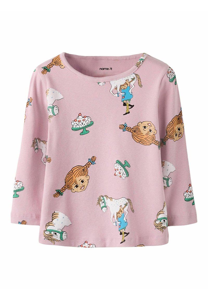 Rosa ribbestrikket langermet skjorte med lekne mønstre av barn, kaker og en hest i sterke farger. Rund hals og avslappet passform.