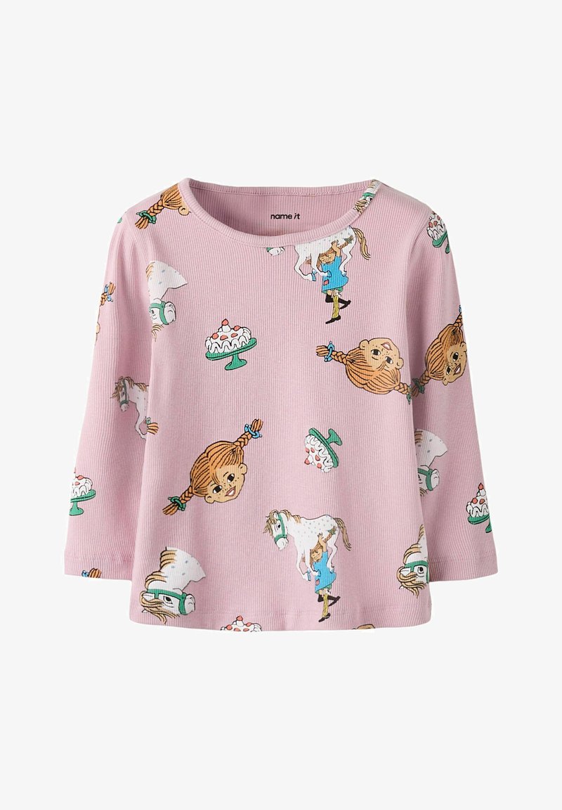 Camiseta de manga larga rosa con textura acanalada que presenta patrones divertidos de niños, pasteles y un caballo en colores brillantes. Cuello redondo y ajuste relajado.
