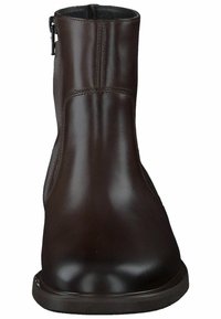 Hnědé kožené kotníkové boty s hladkým povrchem, bočním zipem a minimálními švy. Kulatá špička a plochá gumová podrážka.