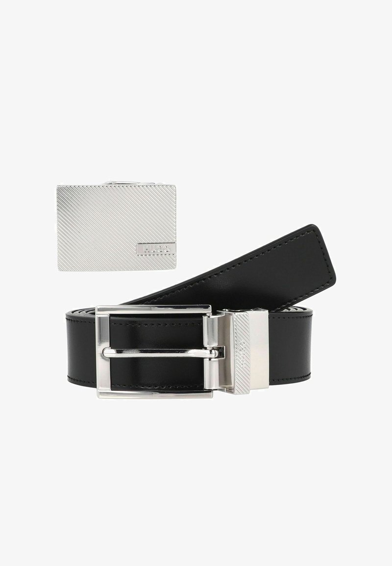 Cinturón de cuero negro con una hebilla plateada brillante que presenta un acento texturizado. Incluye un tarjetero plateado a juego con líneas diagonales.