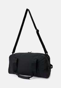 Bolso de deporte rectangular negro con dos asas cortas, una correa de hombro larga ajustable y un cierre de cremallera en la parte superior, sobre un fondo claro.