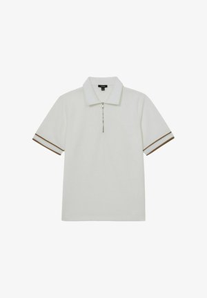 Weißes Polo-Shirt mit kurzem Reißverschlusskragen, das braune Streifenakzente an den Ärmeln aufweist. Hergestellt aus weichem, strukturiertem Stoff.
