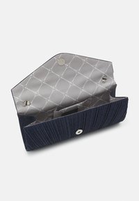 Granatowa plisowana kopertówka o metalicznym połysku. Wnętrze w szary wzór, zapięcie na zatrzask oraz liczne przegrody ułatwiające organizację.