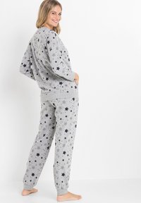 bonprix KUSCHELIGER MIT STERNEN SET - Pigiama - grau