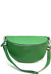 Groene leren handtas met een afgeronde vorm, gestructureerd oppervlak en een ritssluiting bovenaan. Inclusief een bijpassende schouderband en een kleine vlagaccent.