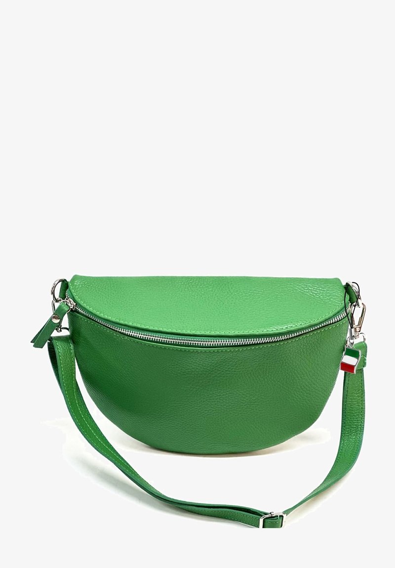 Groene leren handtas met een afgeronde vorm, gestructureerd oppervlak en een ritssluiting bovenaan. Inclusief een bijpassende schouderband en een kleine vlagaccent.