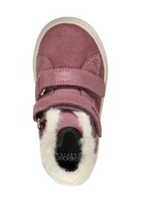 Chaussures pour enfants avec fermeture Velcro en suède rose poussiéreux, dotées d'une doublure en fausse fourrure douce, d'un bout arrondi et d'une semelle en caoutchouc blanc.