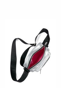 Borsa metallica argentata con una forma elegante, cinturino con logo nero e interno di un brillante colore rosa. Caratterizzata da una chiusura con zip e texture liscia.